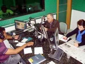 Romildo e Solange Pereira entrevistados pelo radialista Licomédio