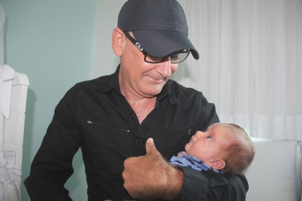 Alex Testoni não desgrudou do filho Juan Valentino enquanto falava do seu futuro 