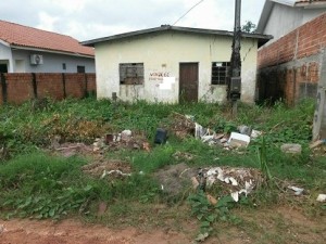 casa abandonada vira foco da Dengue12