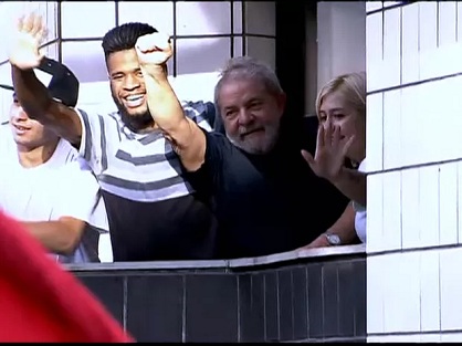 Moro afirma que autorizou a autoridade policial a devolver “eventual material apreendido” que não interesse à investigação.