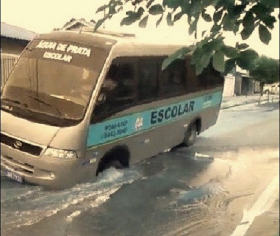 Um ônibus escolar caiu em um buraco provocado pelo estouro de uma tubulação da Caerd em Ji-Paraná