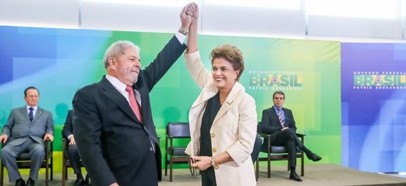 A presidenta Dilma Rousseff dá posse ao ex-presidente Luiz Inácio Lula da Silva como ministro-chefe da Casa CivilAgência Brasil