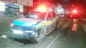 Carro da PM bate  e feri duas mulheres