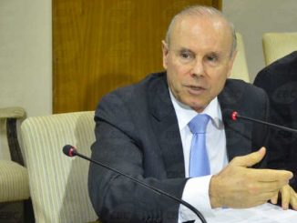 Mantega entrou e saiu por uma entrada privativa do prédio sem falar com a imprensa.