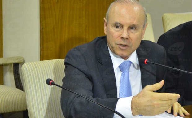 Mantega entrou e saiu por uma entrada privativa do prédio sem falar com a imprensa.