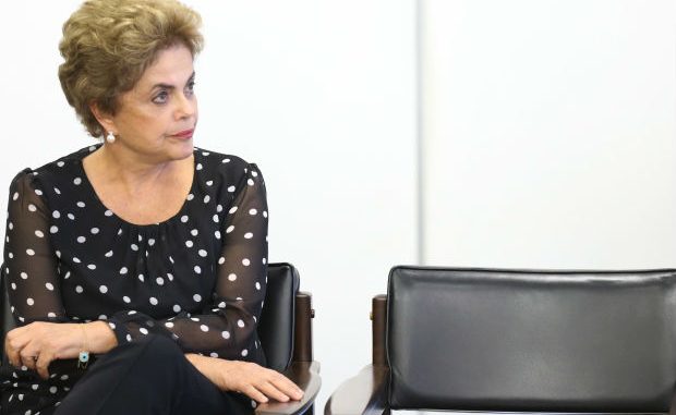 Dilma é acusada de tentar obstruir a Justiça