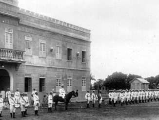 Algumas pessoas nascem com vocação para seguir uma profissão. Outras sabem o que querem desde muito cedo e lutam para alcançar o objetivo de vida. Mas, a história do major Balica, de 58 anos, foi diferente. Ele trabalhava como garçom e tinha muitos amigos militares. Entre uma mesa e outra, Balica sempre escutou que a carreira de policial era promissora. Estimulado pelos amigos, o atual major fez o concurso da Polícia Militar do Estado do Acre e ficou classificado em 1º lugar. Balica mal sabia que sua vida estava prestes a mudar completamente. “Eu sempre dizia que não queria ser polícia. Mas, fiz o concurso e passei em 1º lugar. Depois de três anos como policial passei no concurso para sargento”. Hoje, com quase 34 anos de serviço militar, Balica diz não se arrepende da escolha que fez. “A polícia só ensina coisa boa, ensina a ser uma pessoa correta. Eu me adaptei muito fácil, aprendi a gostar tanto do que eu faço que estou aqui até hoje, mesmo podendo já ter me aposentado”, disse. O major reconhece que junto com a farda de policial militar vieram muitas responsabilidades. Porém, ele diz que o reconhecimento e respeito da comunidade fazem com que o trabalho de policial militar seja gratificante. “Eu percebo que, principalmente na região onde eu moro, a comunidade me respeita. Acredito que isso tem muita relação com minha profissão”, relatou. Pai de três filhos, Balica conta que o mais velho, de 33 anos, graduado em Educação Física, decidiu seguir a carreira militar. “Ele era professor e escolheu entrar na Polícia Militar. Ele é meu orgulho. Falei para ele, já que decidiu entrar, que siga meu exemplo. Tenho maior prazer em passar minha espada para ele”.