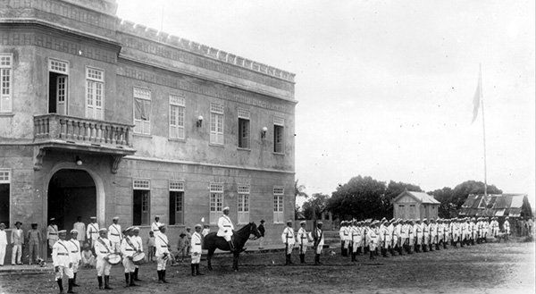 Algumas pessoas nascem com vocação para seguir uma profissão. Outras sabem o que querem desde muito cedo e lutam para alcançar o objetivo de vida. Mas, a história do major Balica, de 58 anos, foi diferente. Ele trabalhava como garçom e tinha muitos amigos militares. Entre uma mesa e outra, Balica sempre escutou que a carreira de policial era promissora. Estimulado pelos amigos, o atual major fez o concurso da Polícia Militar do Estado do Acre e ficou classificado em 1º lugar. Balica mal sabia que sua vida estava prestes a mudar completamente. “Eu sempre dizia que não queria ser polícia. Mas, fiz o concurso e passei em 1º lugar. Depois de três anos como policial passei no concurso para sargento”. Hoje, com quase 34 anos de serviço militar, Balica diz não se arrepende da escolha que fez. “A polícia só ensina coisa boa, ensina a ser uma pessoa correta. Eu me adaptei muito fácil, aprendi a gostar tanto do que eu faço que estou aqui até hoje, mesmo podendo já ter me aposentado”, disse. O major reconhece que junto com a farda de policial militar vieram muitas responsabilidades. Porém, ele diz que o reconhecimento e respeito da comunidade fazem com que o trabalho de policial militar seja gratificante. “Eu percebo que, principalmente na região onde eu moro, a comunidade me respeita. Acredito que isso tem muita relação com minha profissão”, relatou. Pai de três filhos, Balica conta que o mais velho, de 33 anos, graduado em Educação Física, decidiu seguir a carreira militar. “Ele era professor e escolheu entrar na Polícia Militar. Ele é meu orgulho. Falei para ele, já que decidiu entrar, que siga meu exemplo. Tenho maior prazer em passar minha espada para ele”.
