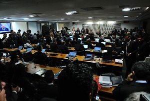 A aprovação aconteceu pelo placar já esperado de 15 votos a favor e cinco contrários