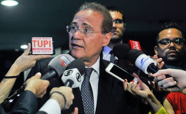 Antes de anunciar sua decisão aos líderes, Renan se reuniu, na residência oficial com lideranças do PT, do PCdoB e da oposição para discutir a decisão do presidente da Câmara.