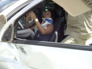 Avança a preferencial e tomba carro de mulher ao volante