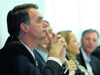 Agora, Bolsonaro responderá uma ação penal por apologia ao crime e se for condenado pode ser punido com pena de três a seis meses de prisão, mais multa. Ele foi denunciado pela Procuradoria