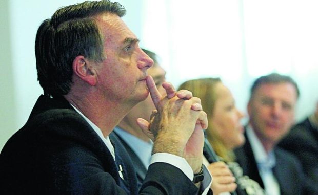 Agora, Bolsonaro responderá uma ação penal por apologia ao crime e se for condenado pode ser punido com pena de três a seis meses de prisão, mais multa. Ele foi denunciado pela Procuradoria
