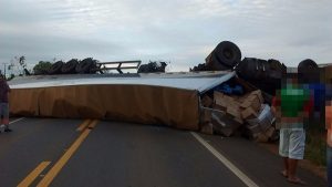 carreta tomba e motorista morre na BR-3643