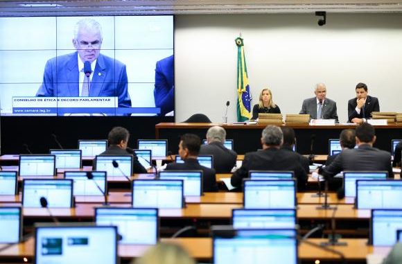 Depois de quase cinco horas de debates, o colegiado adiou para quarta-feira a decisão sobre o pedido de cassação do mandato do presidente afastado da Câmara dos Deputados Eduardo Cunha Marcelo Camargo/Agência Brasil