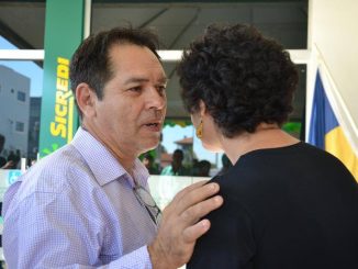 Roberto Gutierrez em conversa com a secretaria de Governo Maria Araújo.