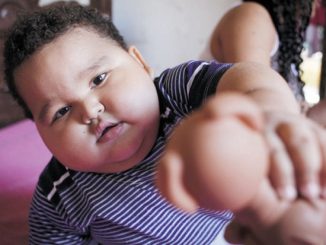 Limitações. Pedro não consegue engatinhar, e a mãe espera dar mais qualidade de vida ao filho