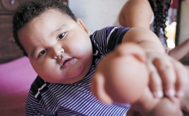 Limitações. Pedro não consegue engatinhar, e a mãe espera dar mais qualidade de vida ao filho
