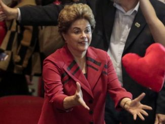 Presidente afastada, Dilma Rousseff, tenta votos para impedir impeachment