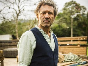 Ator paulistano gravou cenas da novela nesta quinta-feira (15). Ele estava acompanhado de Camila Pitanga quando foi tomar banho de rio.