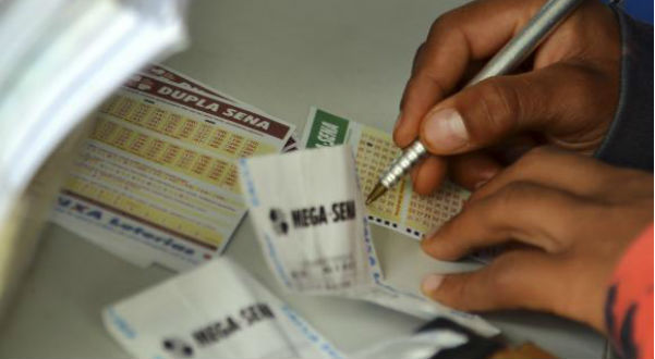 Apostas na Mega da Virada podem ser feitas até as 14h (horário de Brasília) de sábado em qualquer agência lotérica do país Wilson Dias/Agência Brasil
