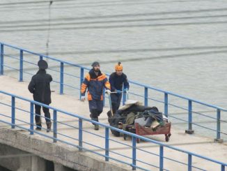Equipe de emergência da Rússia transporta restos do avião militar russo que caiu no Mar Negro na noite deste domingo (Foto: REUTERS/Yevgeny Reutov )