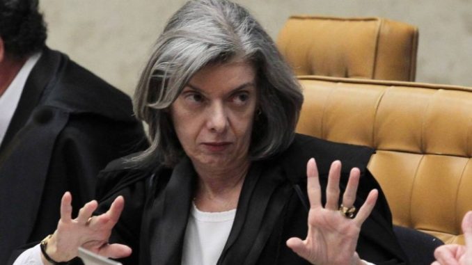 Brasília - A presidente do STF, Cármen Lúcia, passou boa parta de tarde de ontem (24) no gabinete de Teori Zavascki, onde conversou com os juízes auxiliares do ministro José Cruz/Agência Brasil