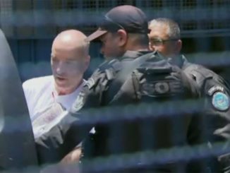 Eike Batista careca sendo transferido para Bangu 9 (Globo News/Reprodução)
