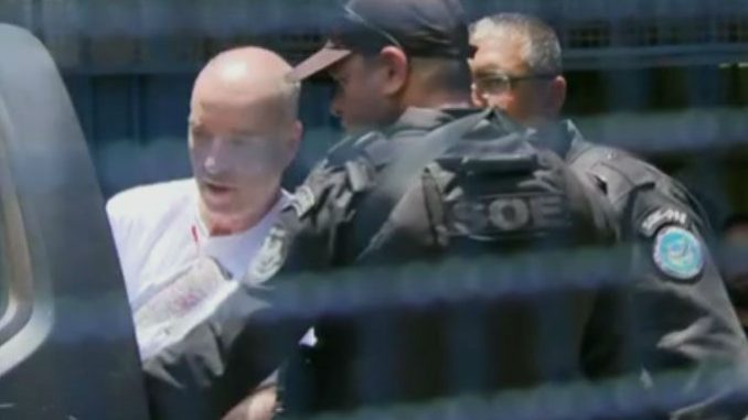 Eike Batista careca sendo transferido para Bangu 9 (Globo News/Reprodução)