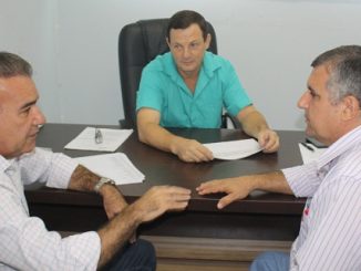 Ao centro, o secretário de Saúde Renato Fuverki, com o prefeito Jesualdo Pires e o diretor do HM Antelmo Ferreira