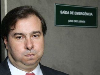 Segundo os parlamentares, a Constituição e o Regimento Interno da Câmara impedem que membros da Mesa Diretora sejam reconduzidos ao cargo na mesma legislatura.