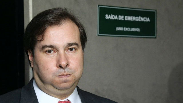 Segundo os parlamentares, a Constituição e o Regimento Interno da Câmara impedem que membros da Mesa Diretora sejam reconduzidos ao cargo na mesma legislatura.