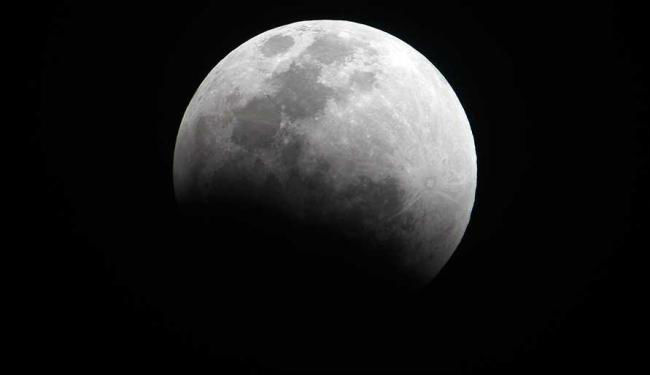 O eclipse penumbral é um fenômeno astronômico que ocorre quando a lua entra na região da penumbra da Terra e resulta em uma variação do brilho da lua que dificilmente é notada.