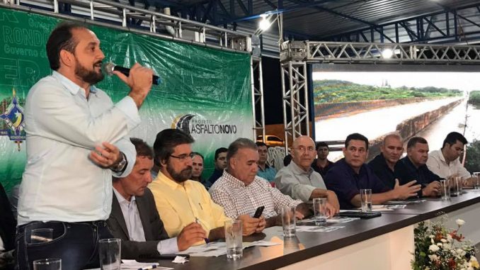 Laerte durante solenidade de lançamento da obra para a construção da ponte sobre o rio Urupá, que liga ao terceiro Distrito de Ji-Paraná.