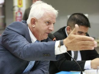 Parlamentar informou que lei do Executivo não beneficia os profissionais da área