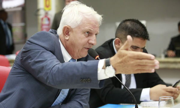Parlamentar informou que lei do Executivo não beneficia os profissionais da área