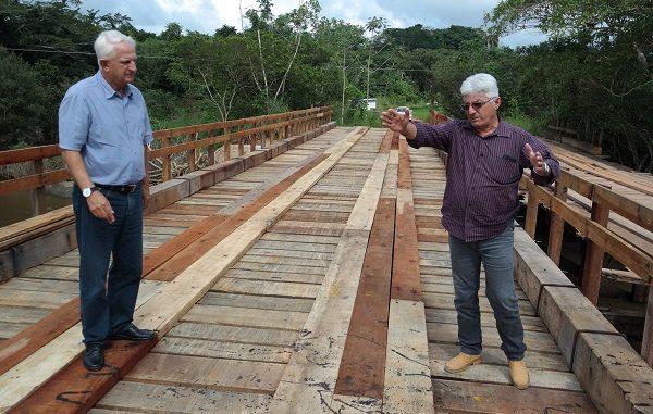 Departamento realizou serviços de recuperação de estradas e pontes no município.