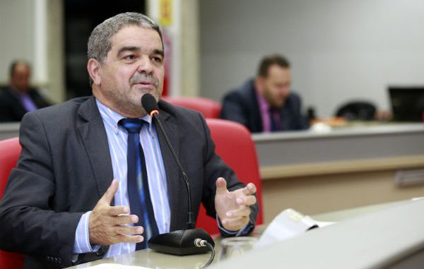 O deputado justificou que as comunidades sofrem com a falta de atendimento médico-odontológico