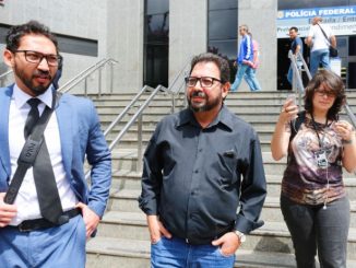 O blogueiro Eduardo Guimarães (ao centro), do "Blog da Cidadania", deixa a PF em SP depois de ser ouvido por conta de um mandado de condução coercitiva expedido pelo juiz Sergio Moro. Foto Marcos Bezerra/Estadão.