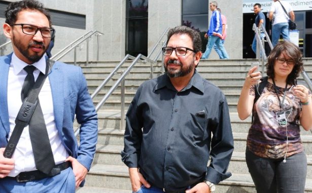 O blogueiro Eduardo Guimarães (ao centro), do "Blog da Cidadania", deixa a PF em SP depois de ser ouvido por conta de um mandado de condução coercitiva expedido pelo juiz Sergio Moro. Foto Marcos Bezerra/Estadão.