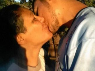 Mãe e filho são condenados por incesto e obrigados a se separar.