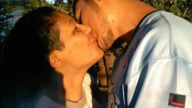 Mãe e filho são condenados por incesto e obrigados a se separar.