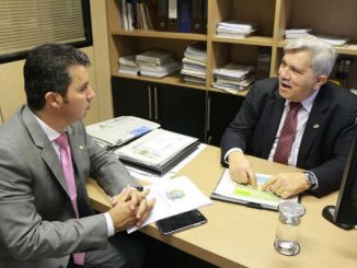 O deputado Marcos Rogério cobrou ainda providências quanto aos buracos na BR-364 junto ao assessor do Ministério do Transportes Miguel de Souza. (Foto Ludmila Lucas.)