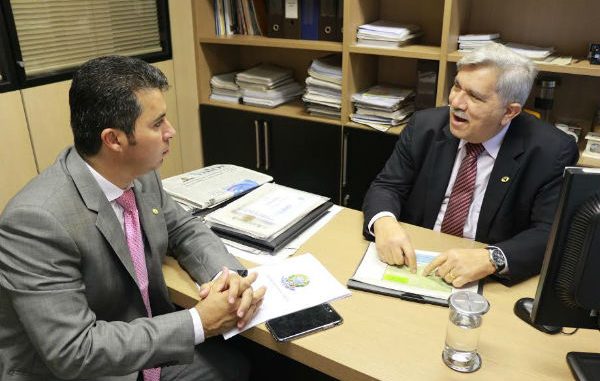 O deputado Marcos Rogério cobrou ainda providências quanto aos buracos na BR-364 junto ao assessor do Ministério do Transportes Miguel de Souza. (Foto Ludmila Lucas.)