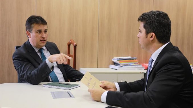 O diretor do Departamento de Gestão da Secretaria de Aviação Civil (SAC), Eduardo Bernardes, o deputado Marcos Rogério, tratando sobre meios para mudança de categoria do aeroporto de JI-Paraná. Foto: Ludmila Lucas