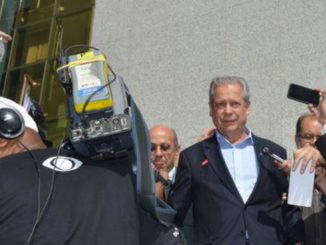 Por 3 votos a 2, a maioria dos ministros aceitou pedido de habeas corpus feito pela defesa de Dirceu e reconheceu que há excesso de prazo na prisão preventiva,