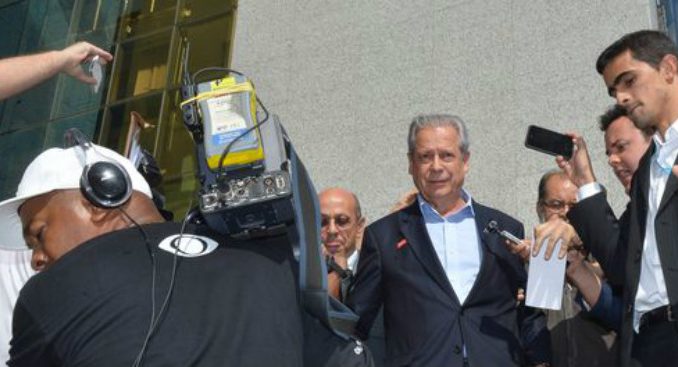 Por 3 votos a 2, a maioria dos ministros aceitou pedido de habeas corpus feito pela defesa de Dirceu e reconheceu que há excesso de prazo na prisão preventiva,