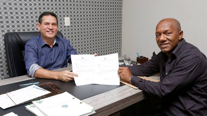 Maquinário vai realizar serviços de limpeza e encascalhamento de ruas.