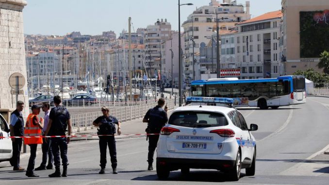 Atropelamento na França: forças da ordem francesas iniciaram uma operação policial na cidade após o atropelamento (Philippe Laurenson/Reuters)