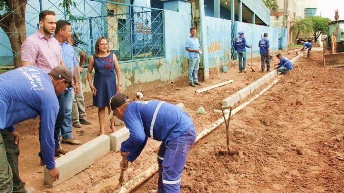 O presidente Affonso Cândido e o secretário de Obras Milton Félix vistoriam a construção do estacionamento. Foto: Marcos Gomes